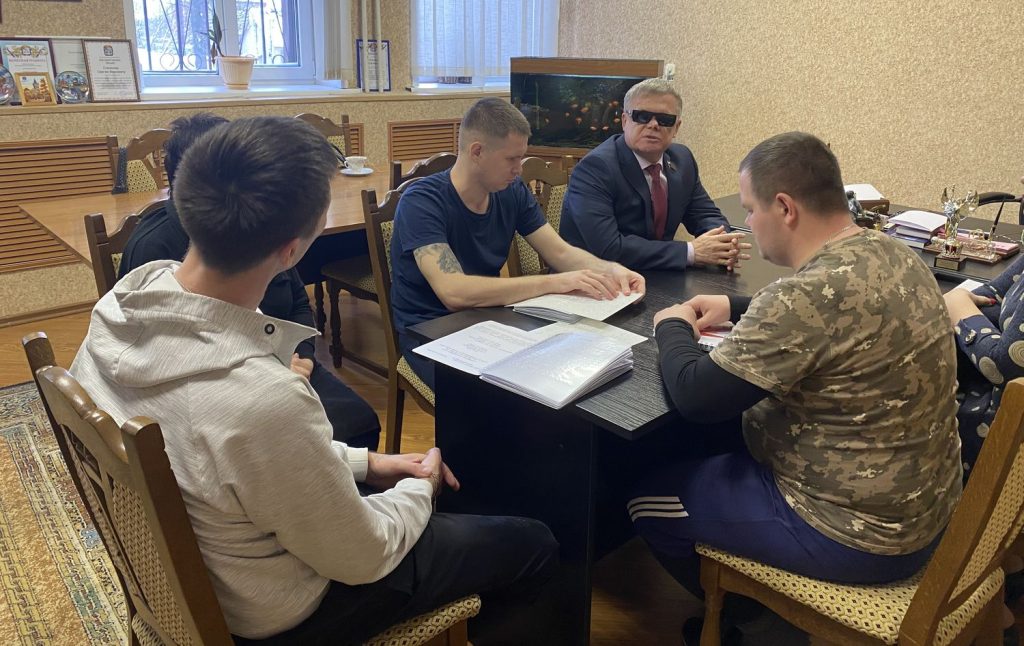 На фото: встреча с бывшими военнослужащими, приехавшими для обучения в Центр реабилитации слепых 

