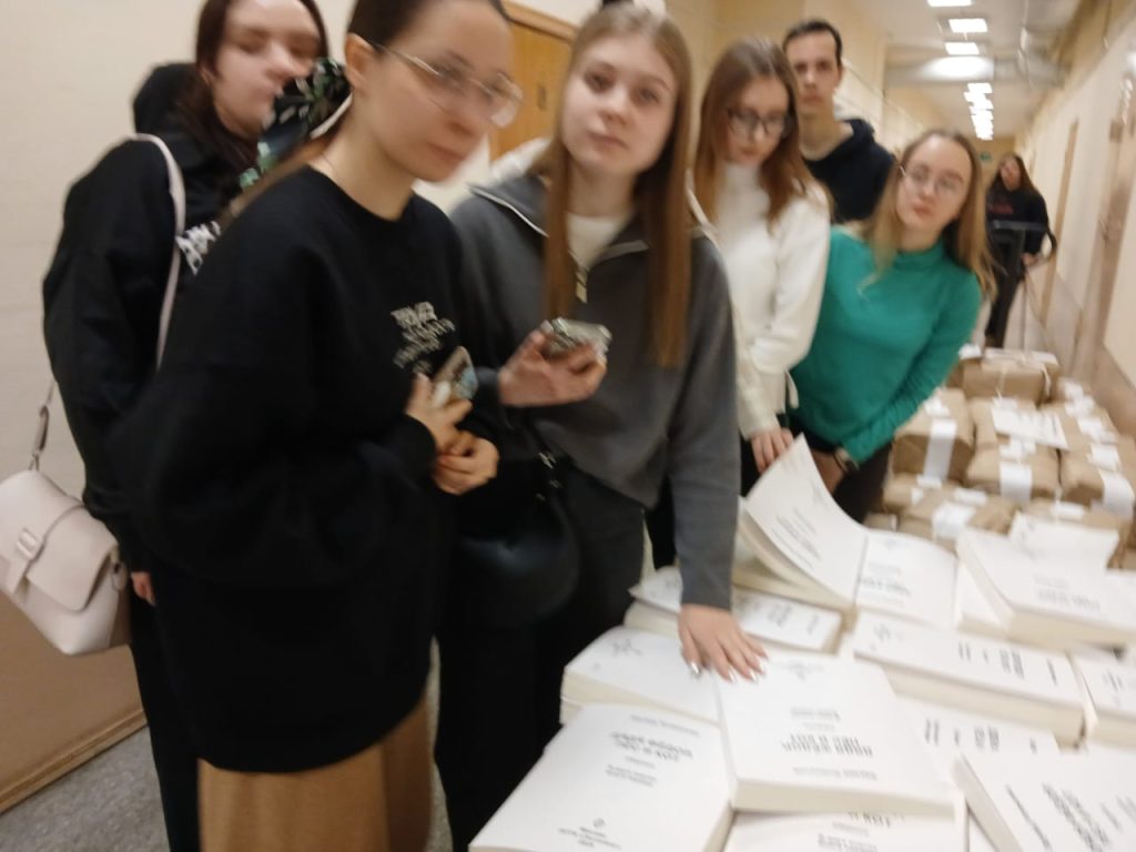 Студенты рассматривают брайлевские книжные издания