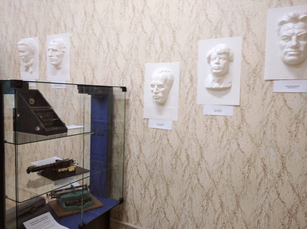 Стенд с механическими брайлевским машинками