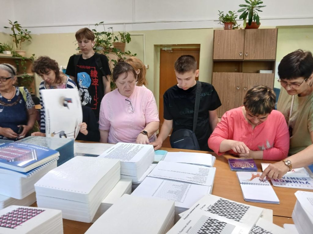 На фото: гости рассматривают рельефно-графические издания.