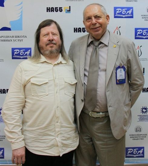 На фото: главный редактор журнала "НЖ" И.В. Роговских и директор новосибирской библиотеки для незрячих и слабовидящих Ю.Ю. Лесневский