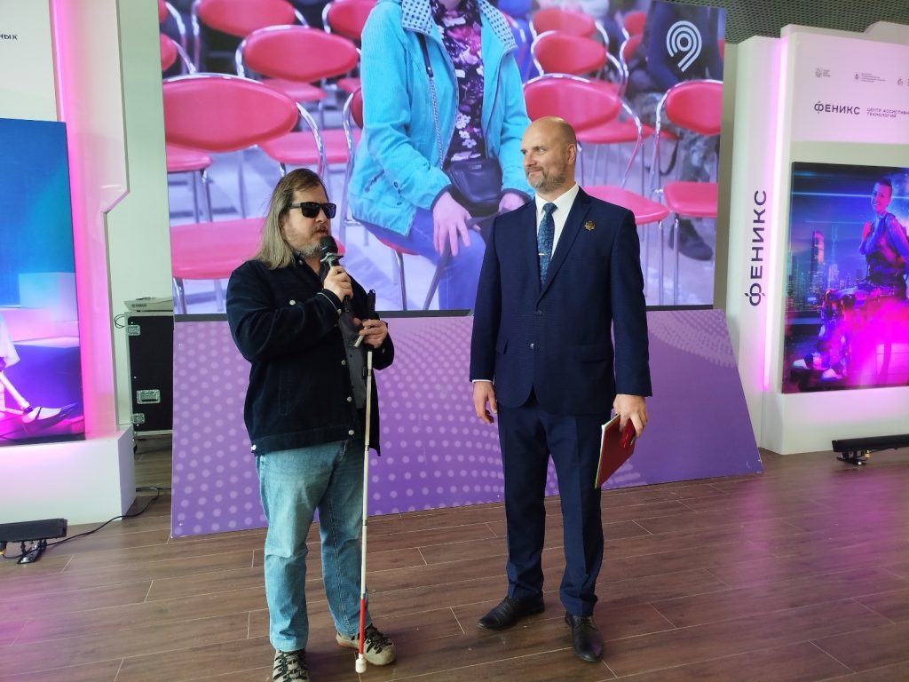 На фото главный редактор журнала "Наша жизнь" поздравляет с юбилеем школы генерального директора Астанина А.А.