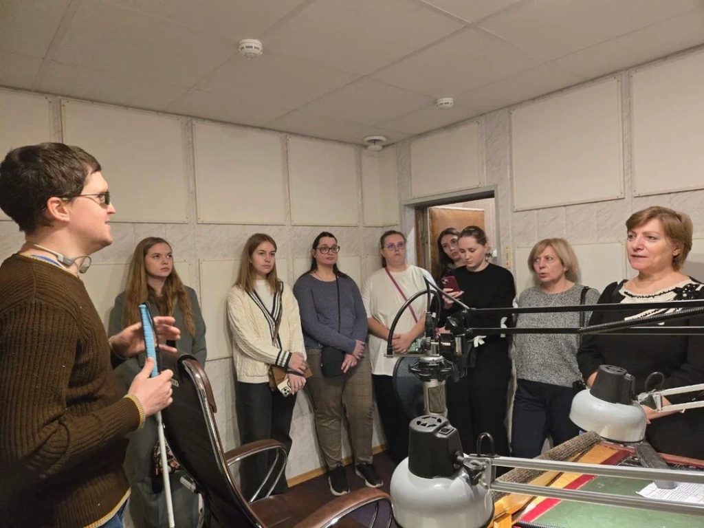 Студенты слушают информацию начальника цеха звукозаписи о создании говорящих книг