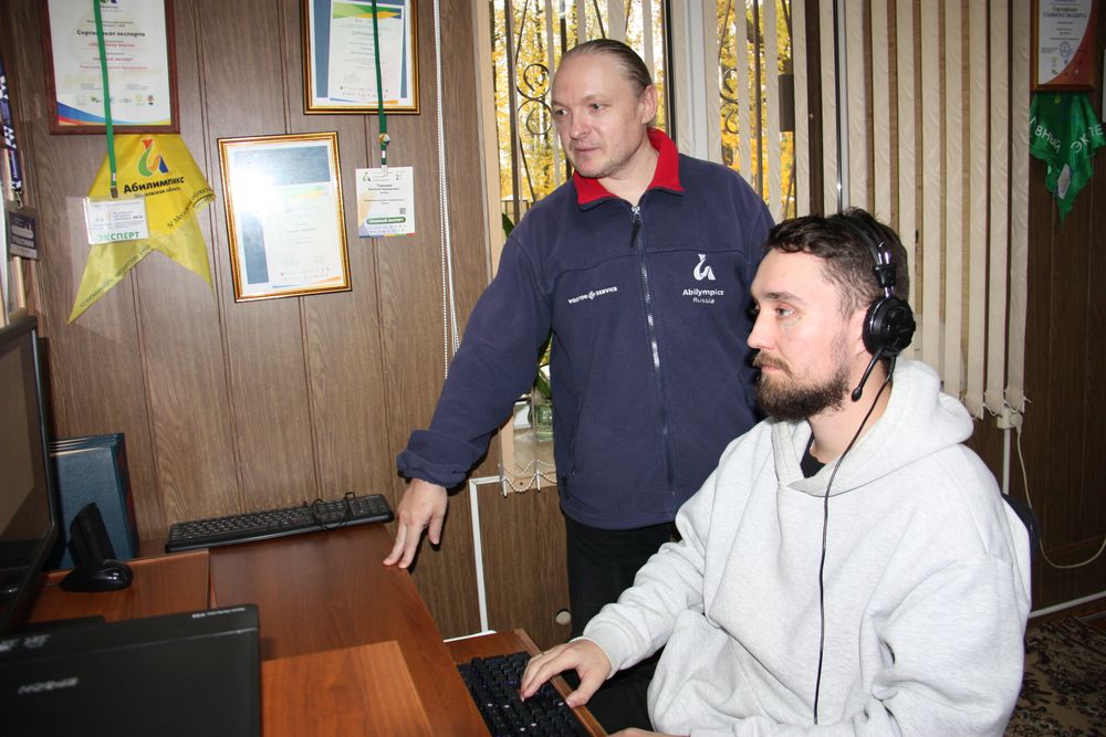 На фото участник СВО Никита Кукушкин за компьютером и его преподаватель