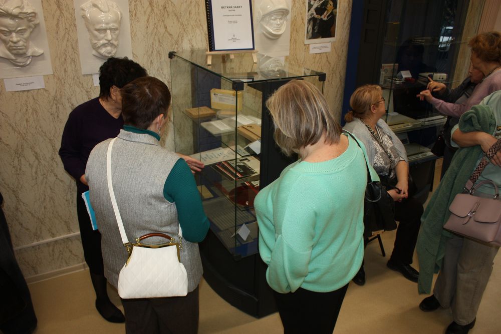 Гости осматривают  выставочную экспозицию раритетных тифло изделий