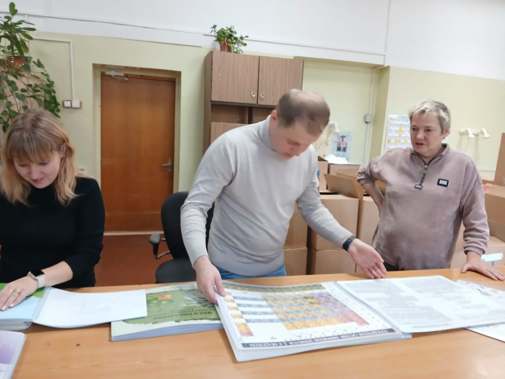 Гости рассматривают пособие по рельефной графике