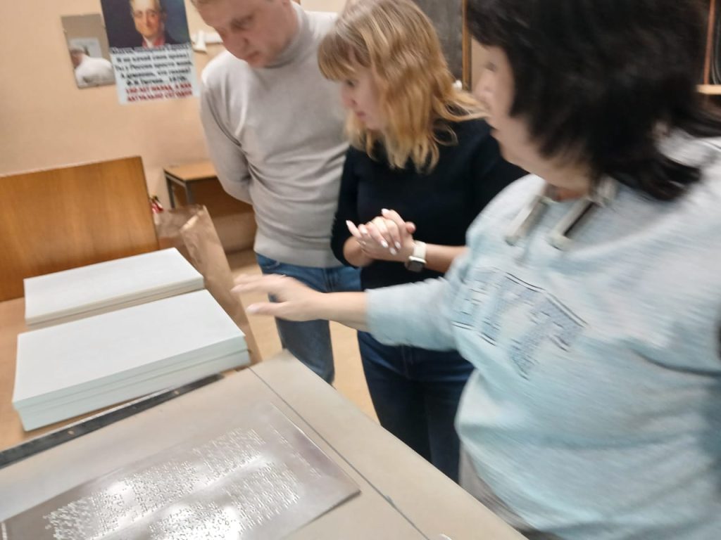 Гости па участке прессования форм