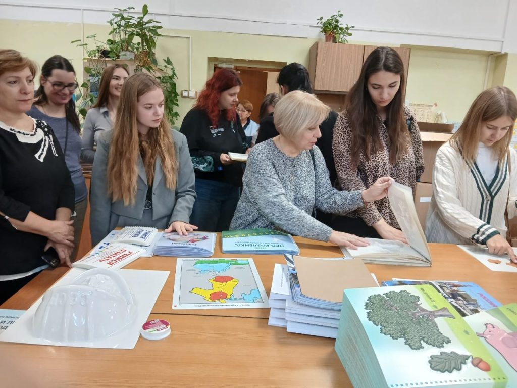 Студенты в цехе Рельефно графических пособий