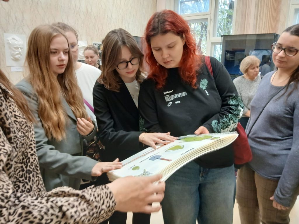 Студенты рассматривают тактильный альбом