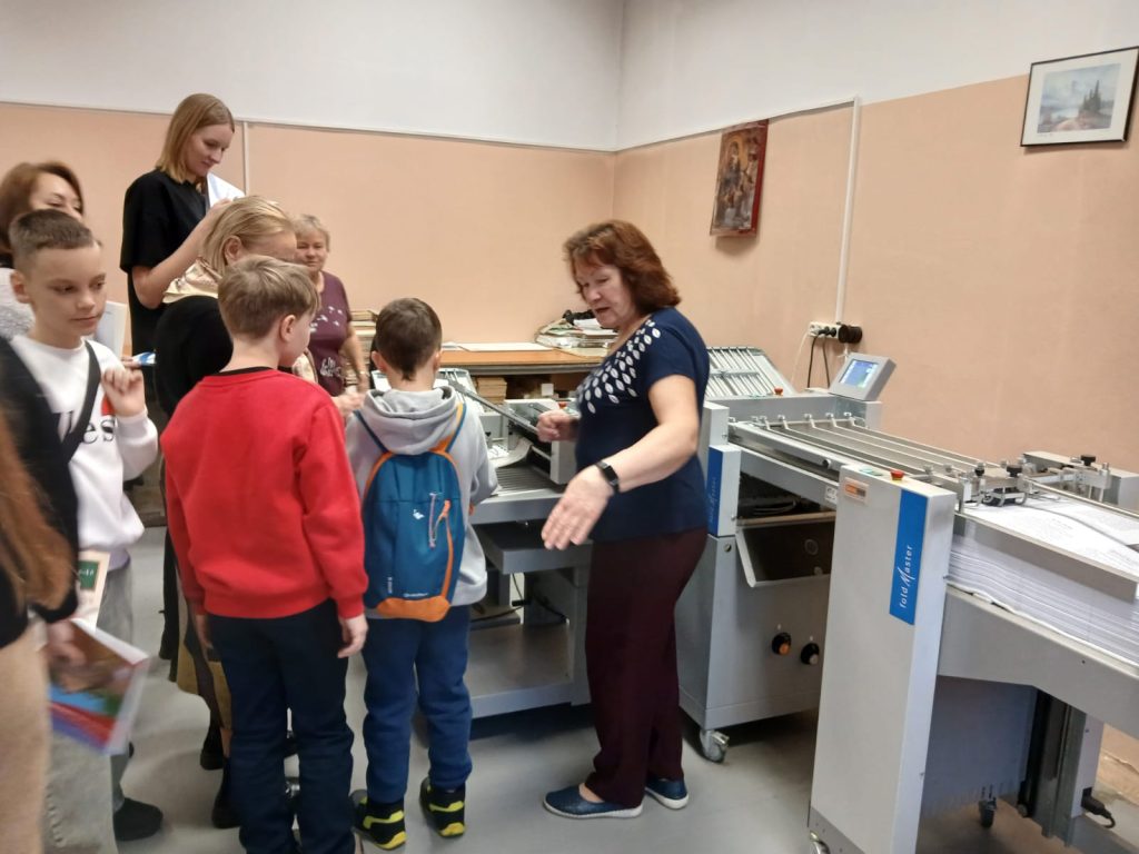 Школьники - в типографии на участке фальцевания продукции 