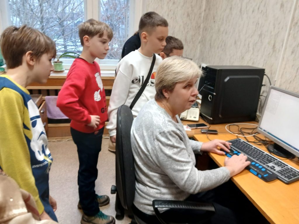 Редактор брайлевских текстов А. Горох отвечает на вопросы школьников