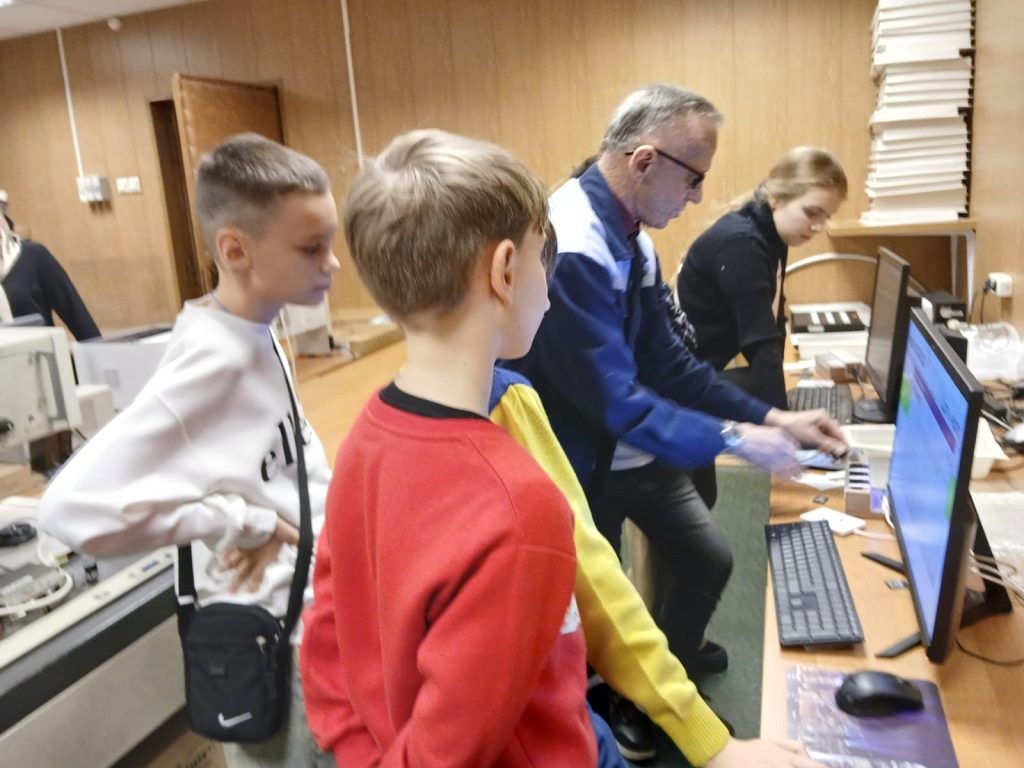 Школьники - на участке тиражирования "говорящих" книг 