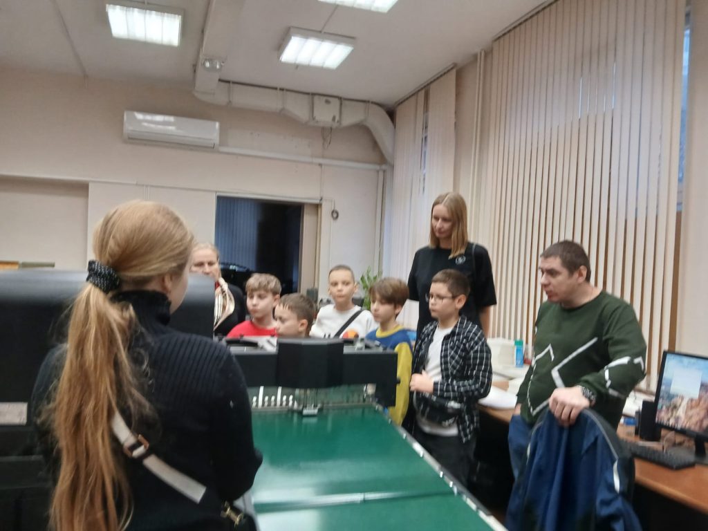 Школьники - на участке печати книг по брайлю