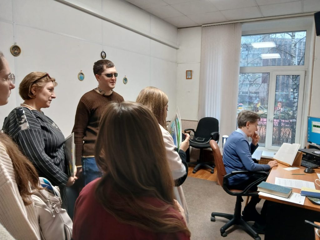 Гости в аппаратной наблюдают за работой звукорежиссёра