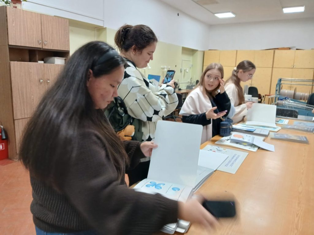 Гости рассматривают рельефно графические пособия