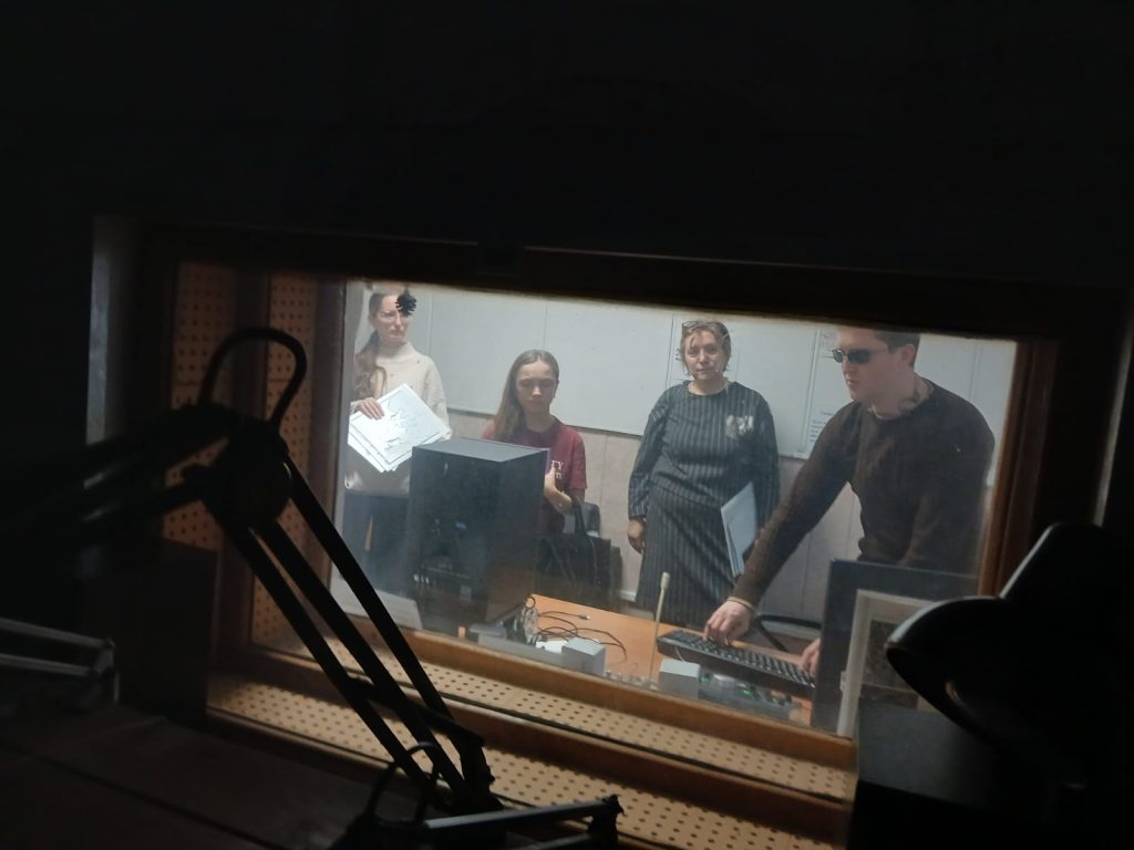 Студенты - в студии звукозаписи