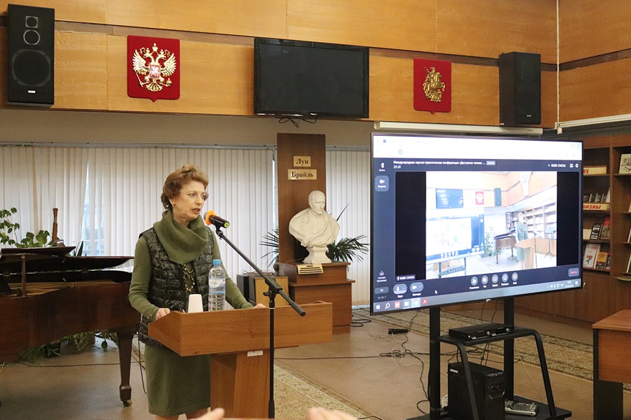 Выступление директора библиотеки Елены Захаровой