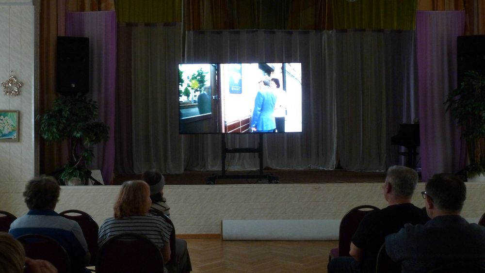 В зале зрители смотрят фильм 