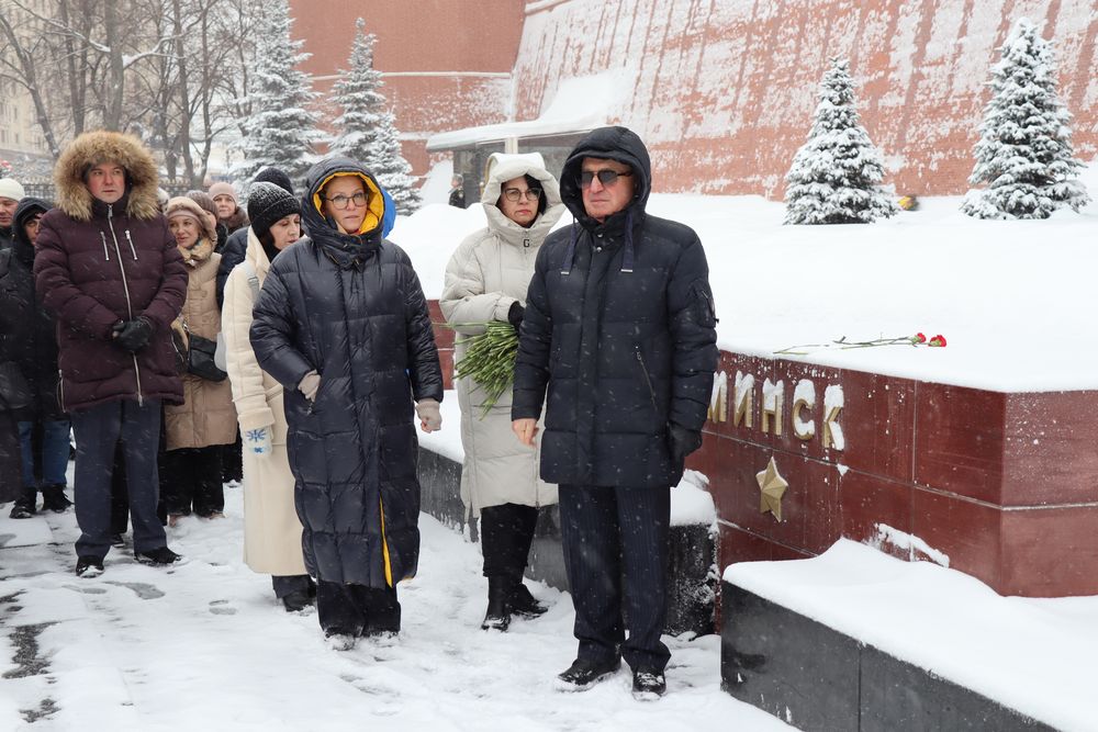 Делегация ВОС у обелисков городов - героев