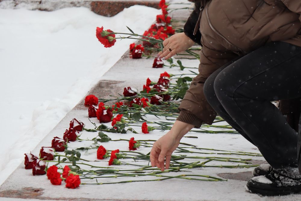 Члены делегации возлагают цветы к мемориалу