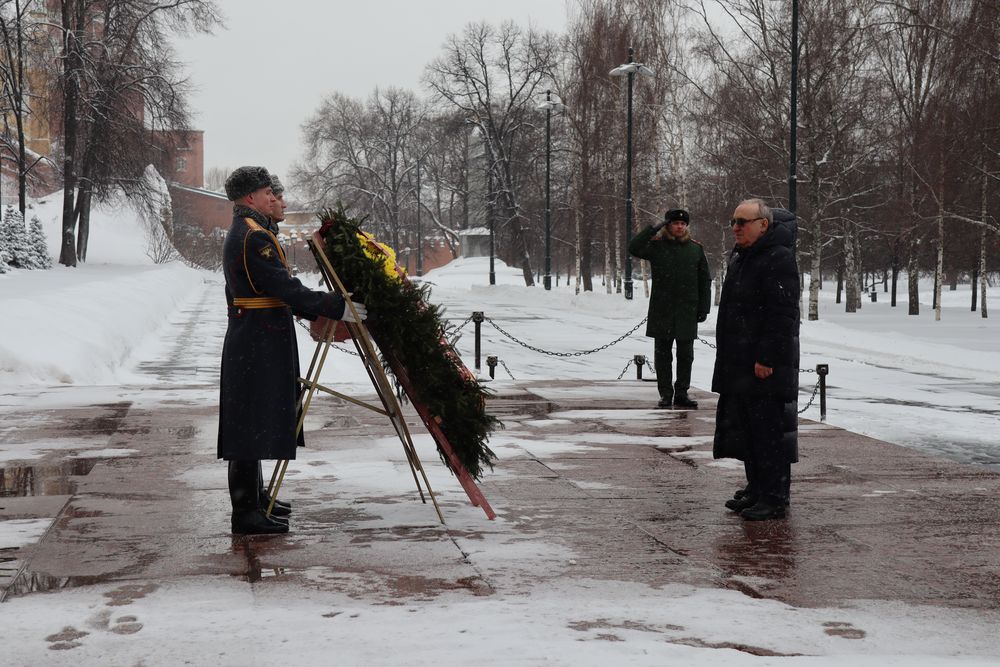 Президент ВОС В. В. Сипкин возложил венок к могиле Неизвестного солдата