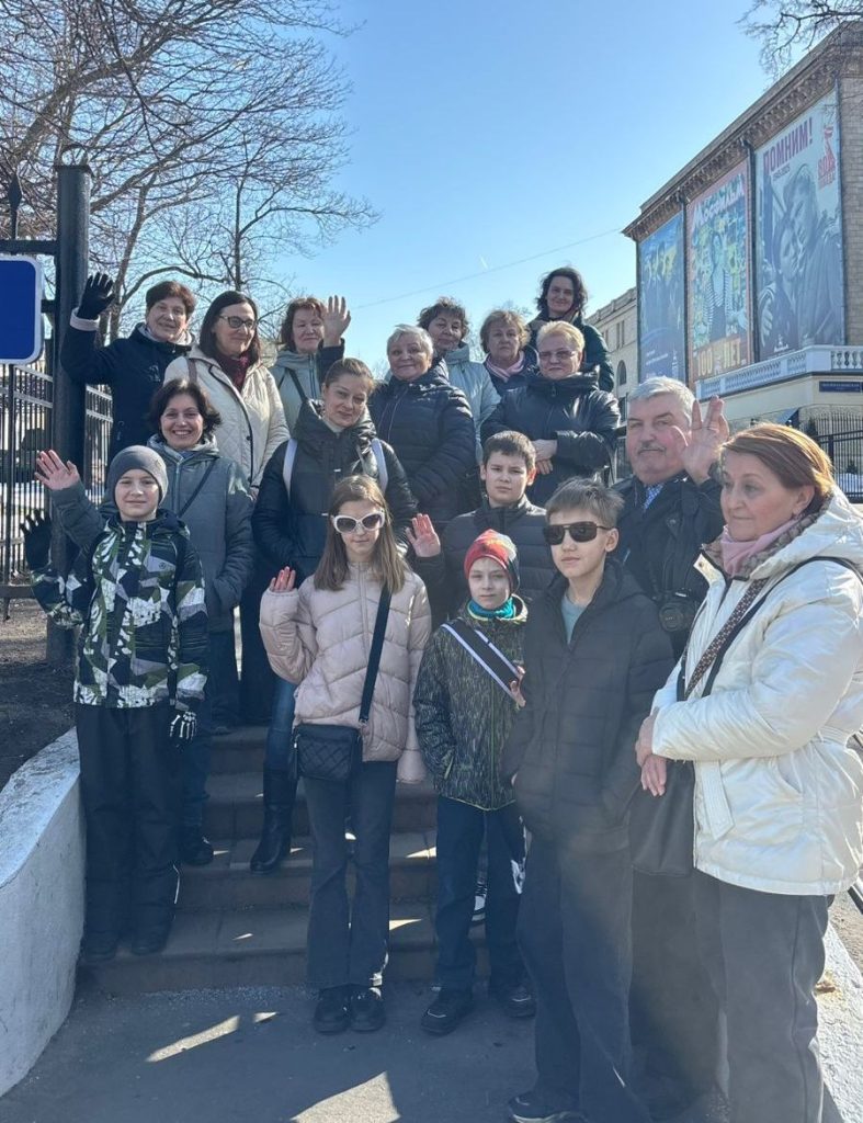 На фото члены профсоюза ООО ИПТК "Логосвос" на экскурсии на киностудии "Мосфильм"