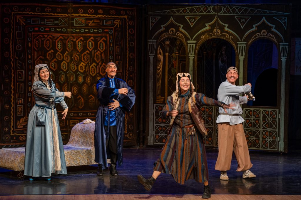 Сцена из спектакля Ханума