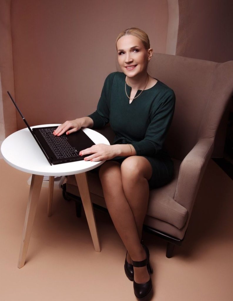 На фото Ирина Викторовна Алиева главный редактор звукового общественно-политического и литературно-художественного журнала ВОС «Диалог»