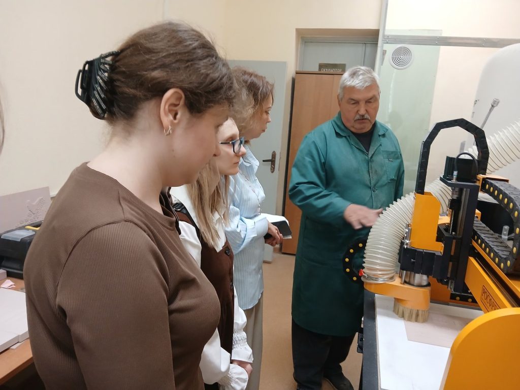 На фото: гости на участке фрезерования форм