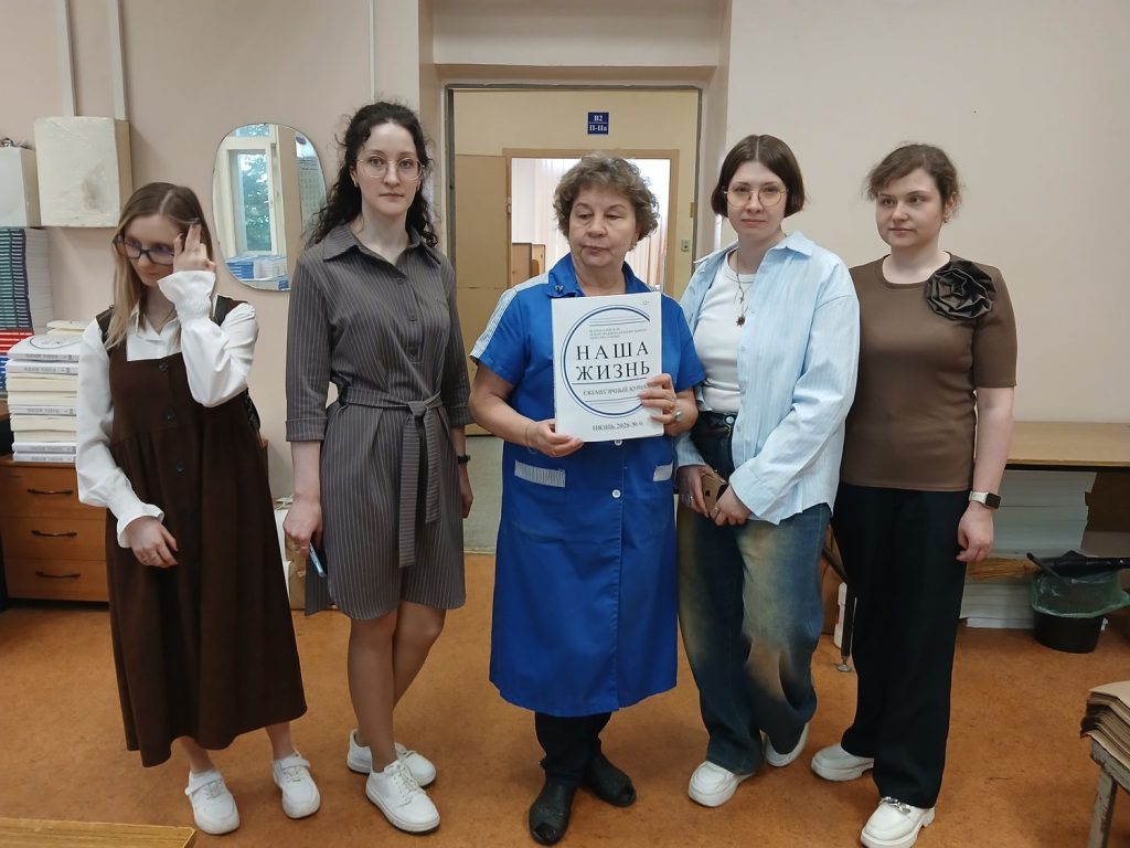 На фото: гости в цехе типографии